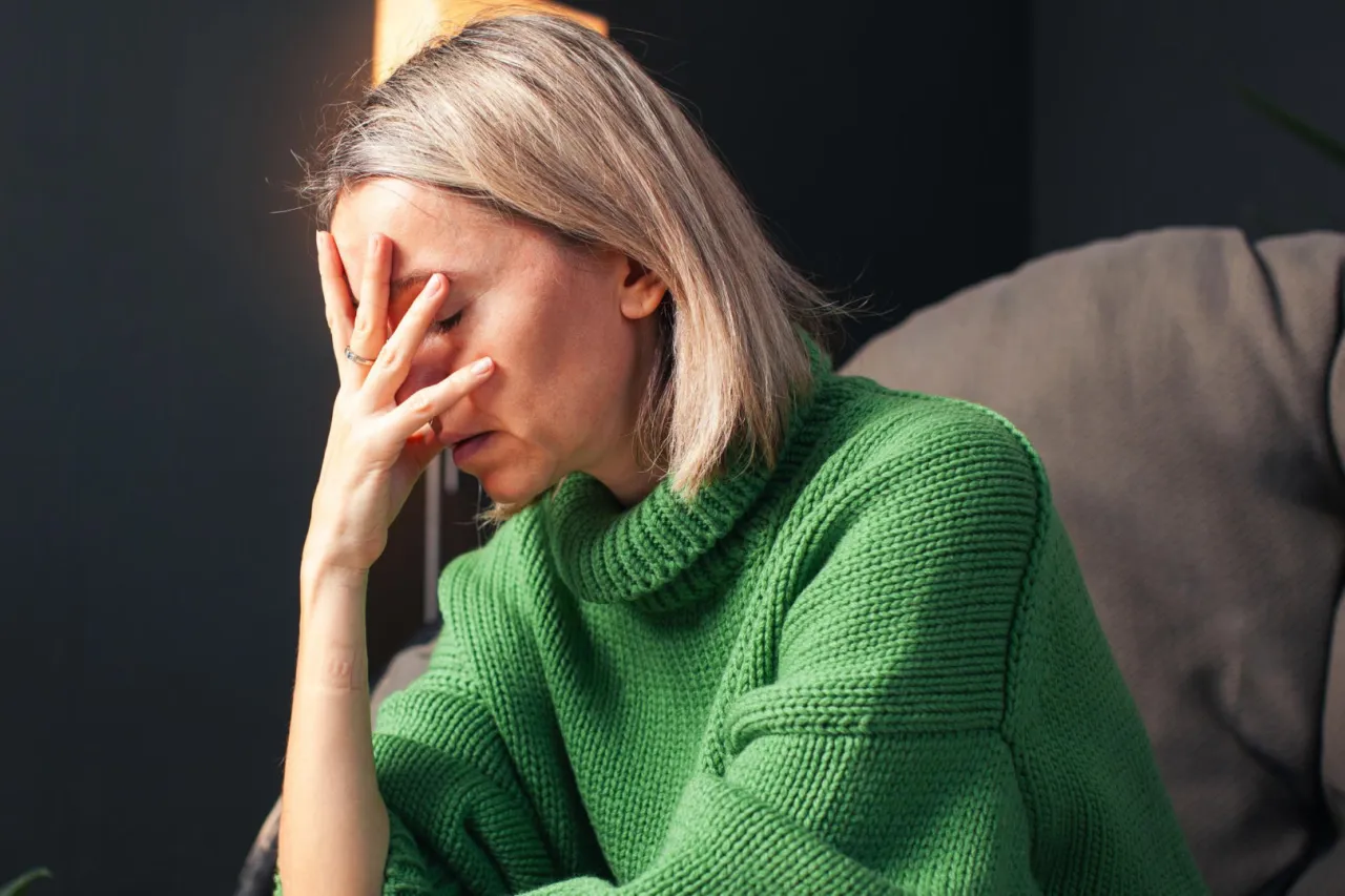 osoba zmagająca się z głodem nikotynowym, zamyślona, stres