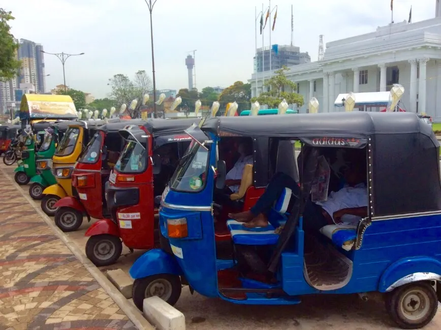 Tuk-tuk Sri Lanka ruch uliczny