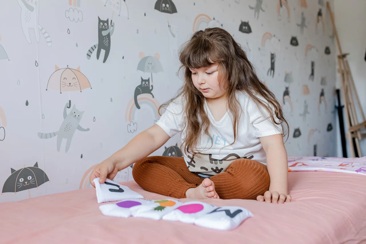 dziecko bawi się woreczkami sensorycznymi