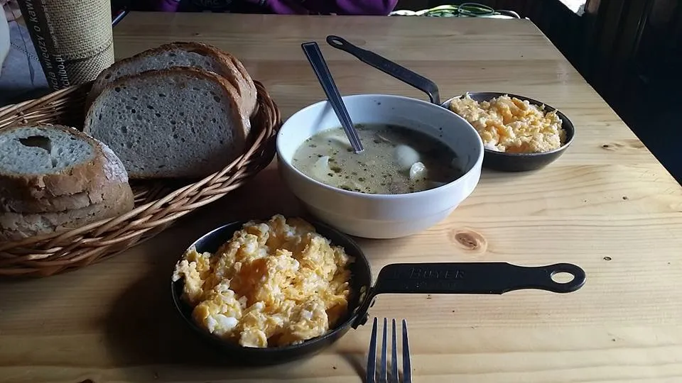 jedzenie w schronisku g&oacute;rskim