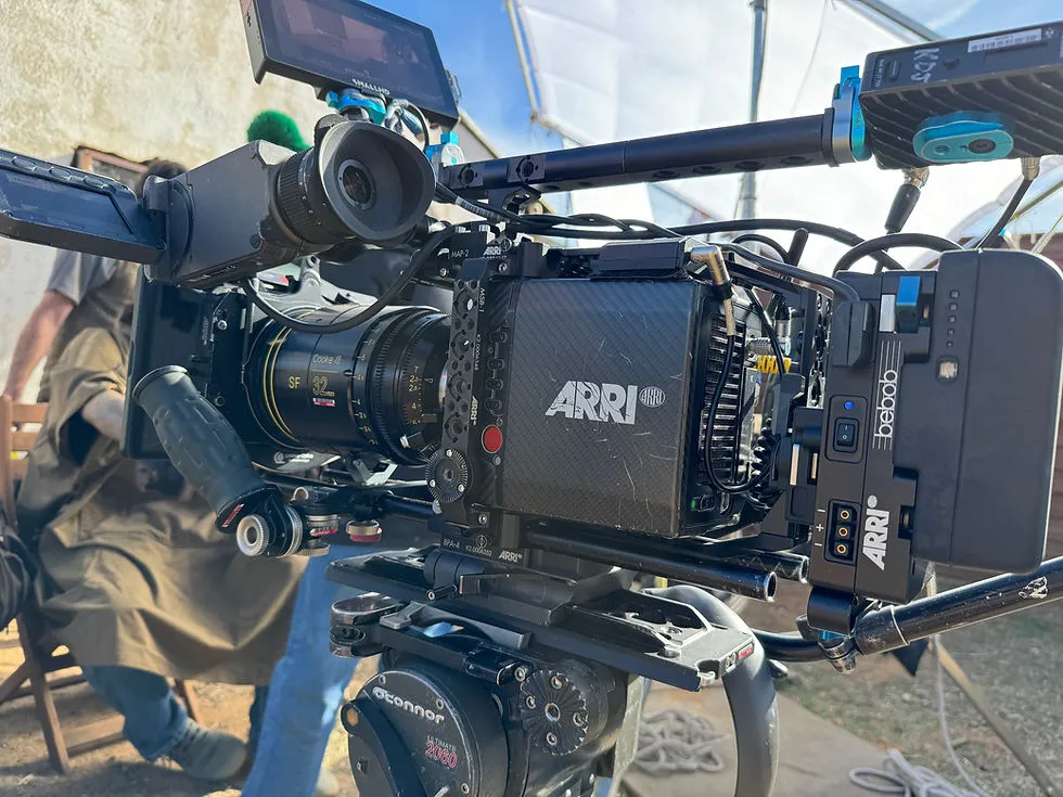 profesjonalna kamera filmowa ARRI na statywie