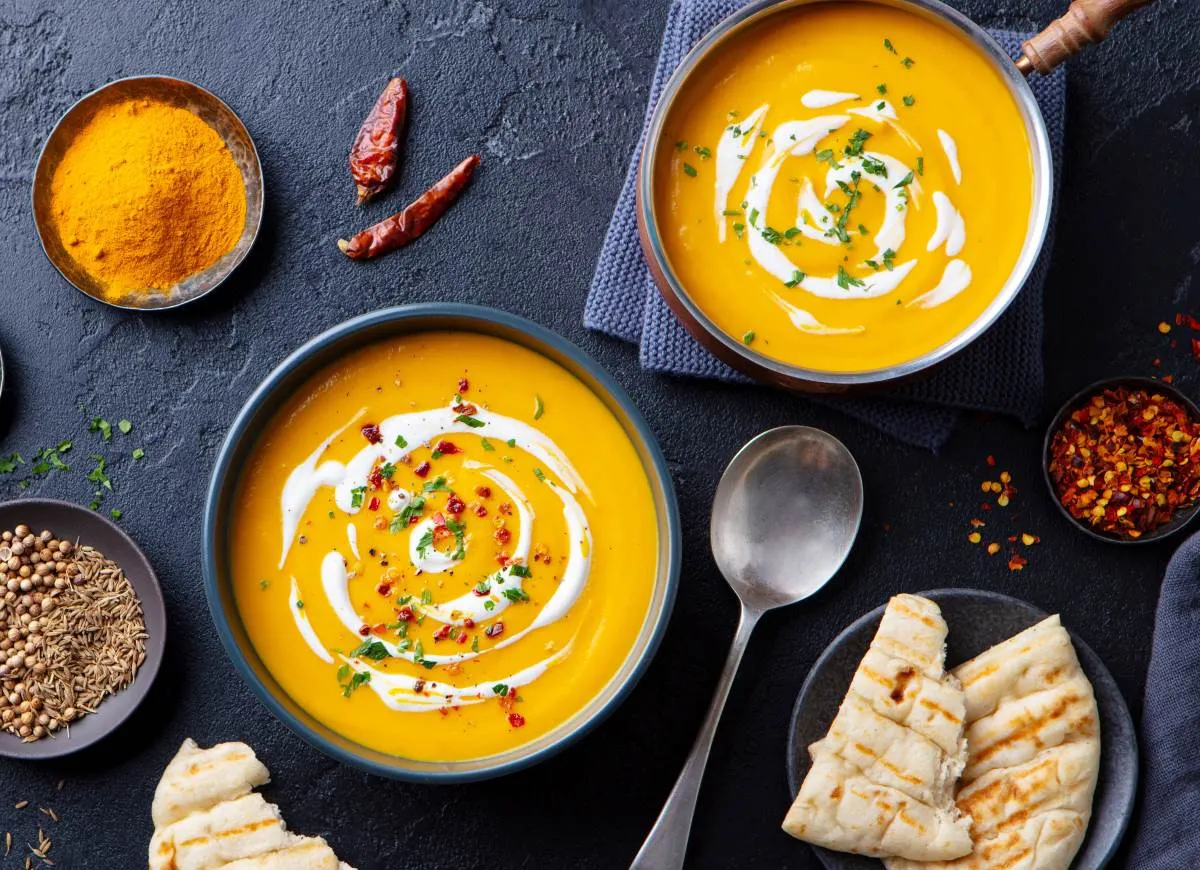 Zupa dyniowa z kurkumą, chili i kolendrą. Idealne jakie przyprawy do zupy dyniowej.