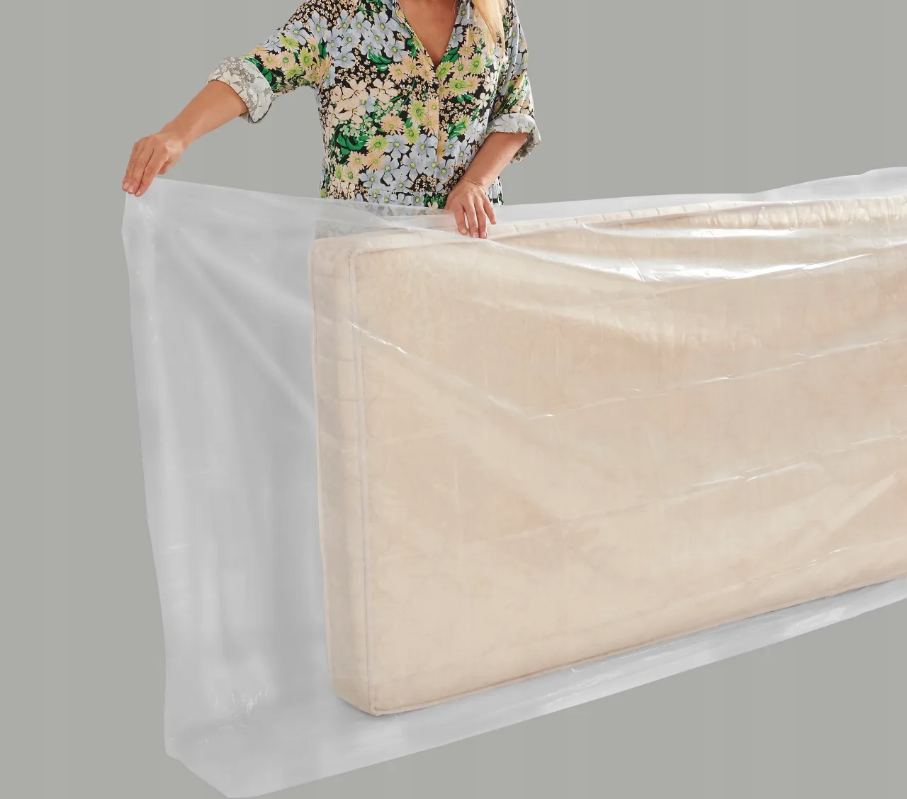 zabezpieczanie materaca do transportu folią