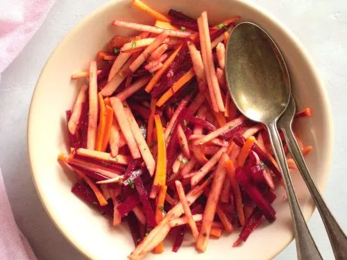 surówka z surowych buraków z marchewką i jabłkiem