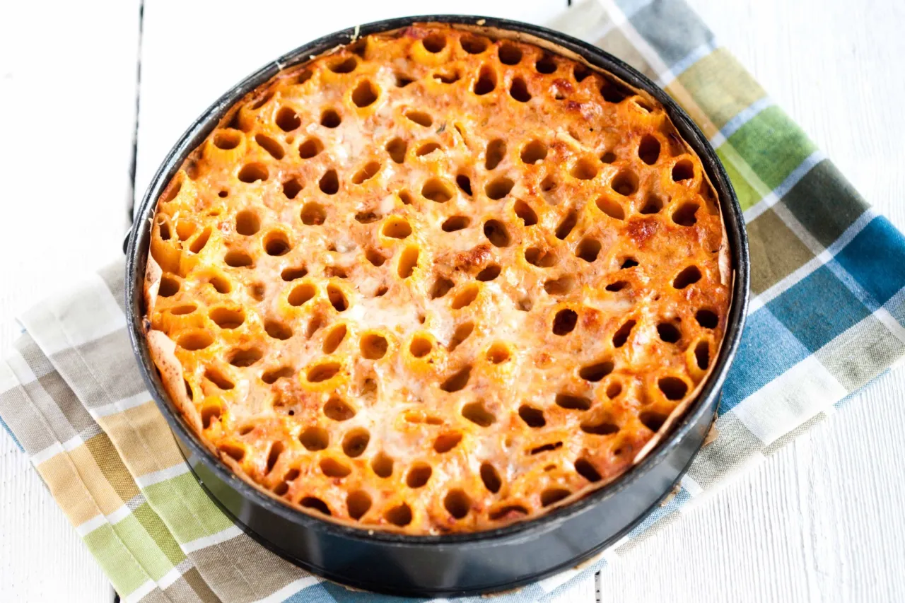 Zapiekanka makaronowa z pomidorami i serem, idealna na obiad.