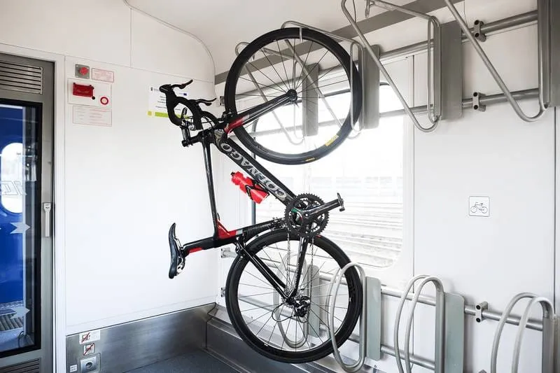 rower w pociągu intercity stojak
