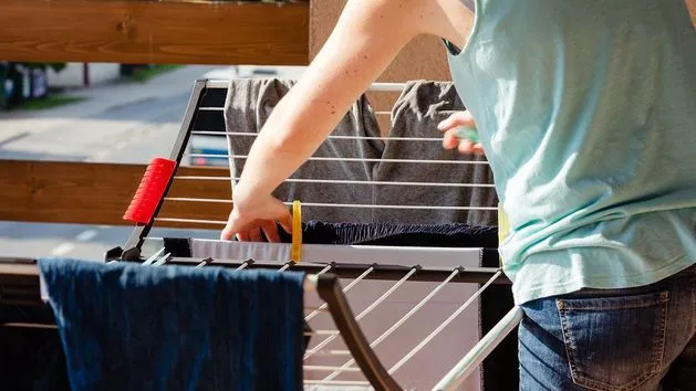 prawidłowo rozwieszona koszula na wieszaku, japońska metoda suszenia prania