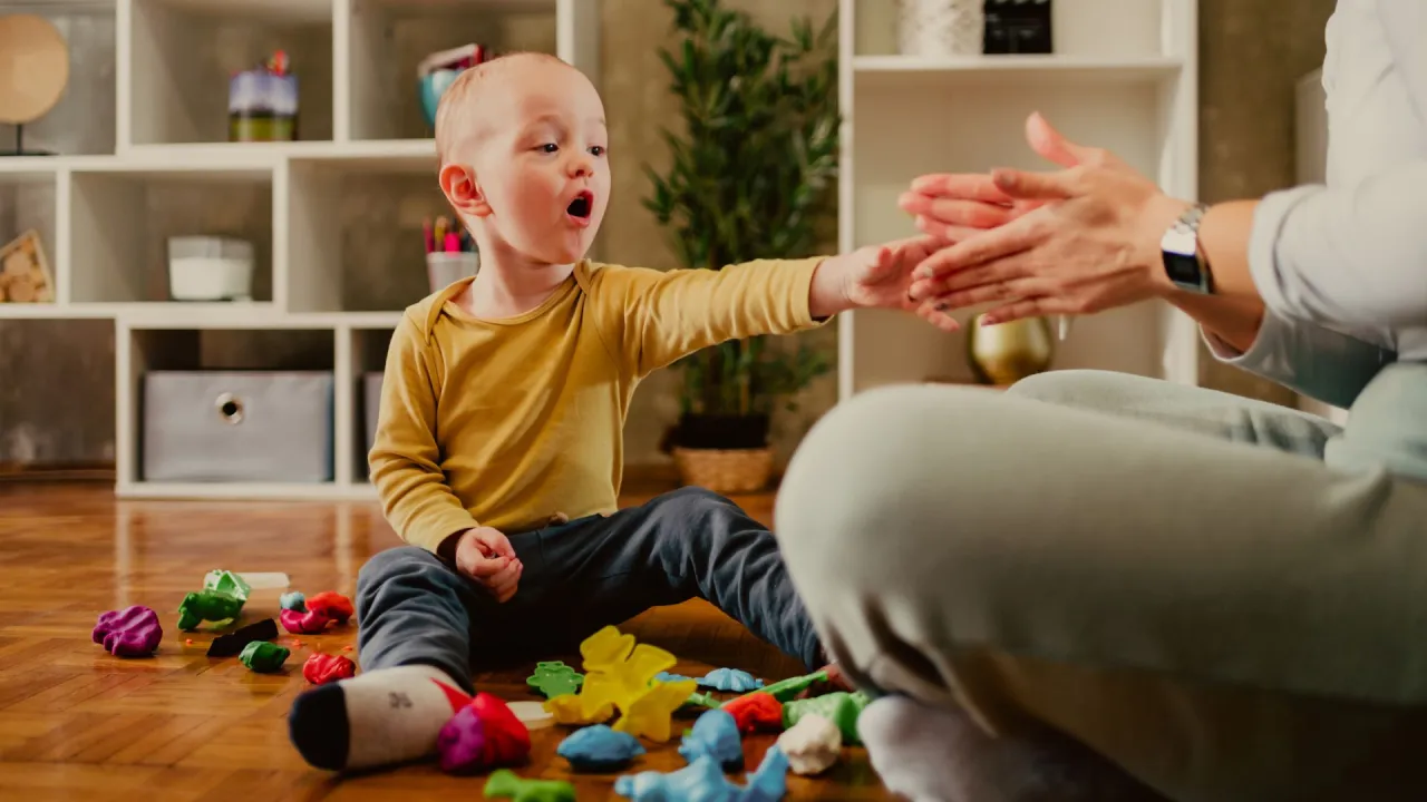 dziecko reagujące na bodźce sensoryczne