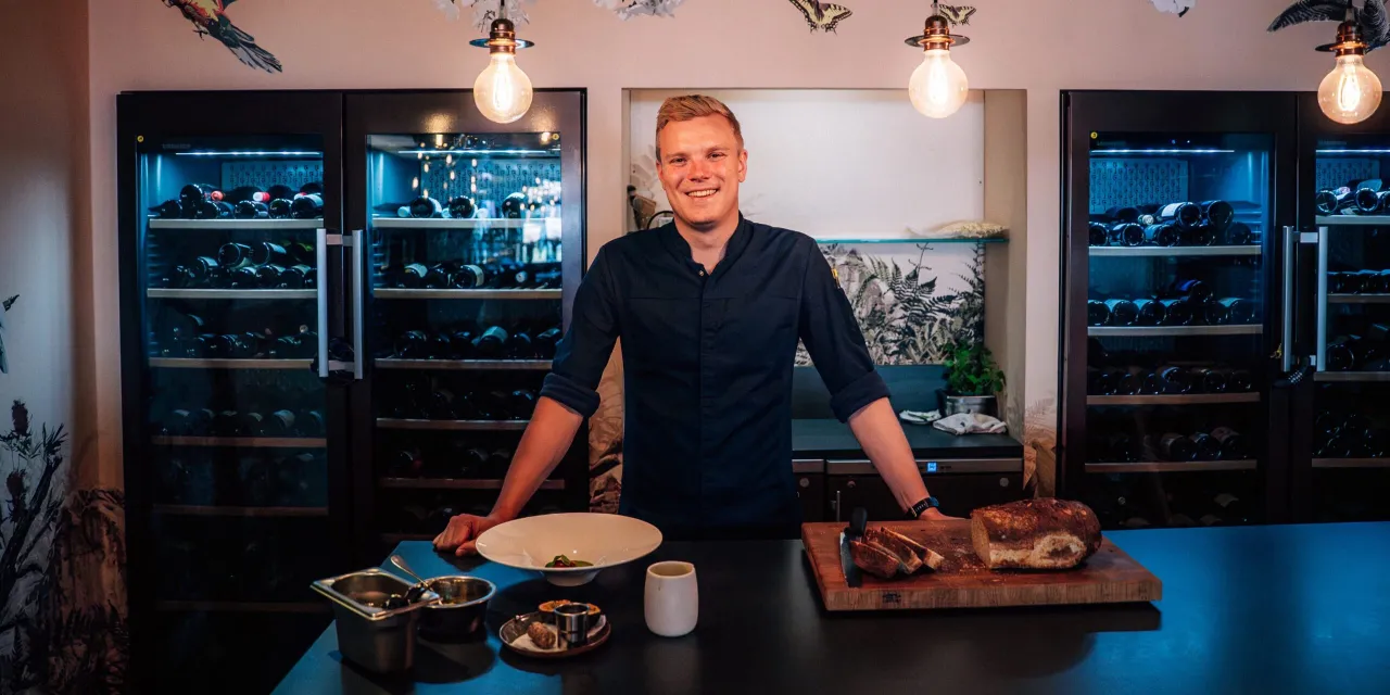 Koch bei der Arbeit in einem modernen D&uuml;sseldorfer Restaurant