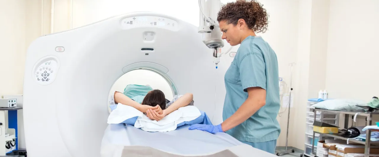 pacjent odpoczywający podczas akumulacji radioznacznika PET