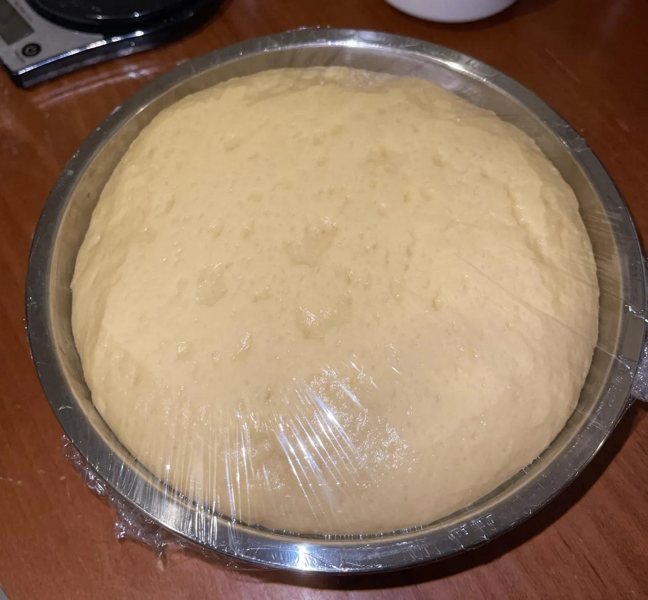 Słabo rosnące ciasto na zakwasie vs dobrze wyrośnięte