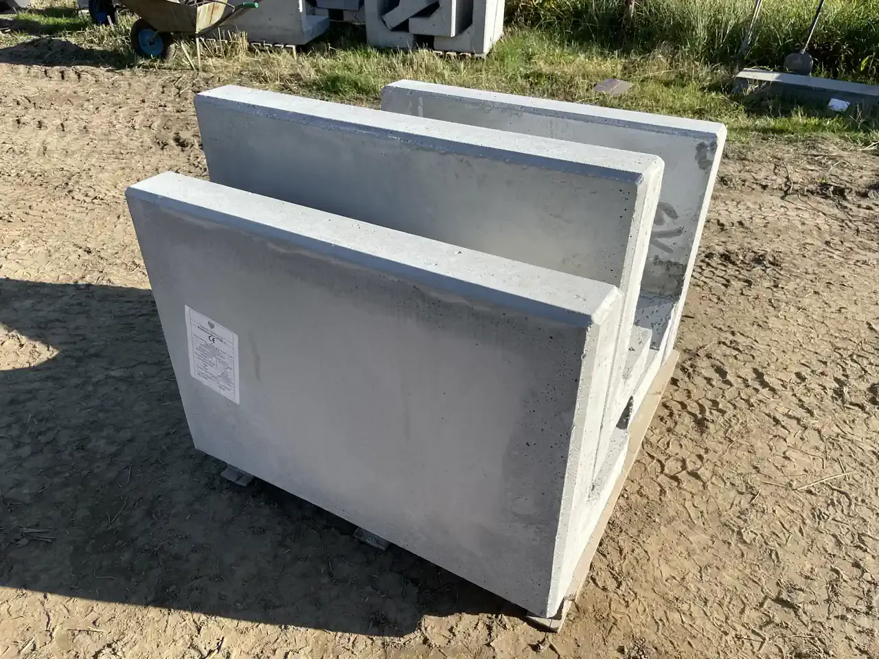 Betonowe elementy, kt&oacute;re mogą posłużyć jako mur oporowy. Czy mur oporowy wymaga pozwolenia na budowę? Sprawdź przepisy.