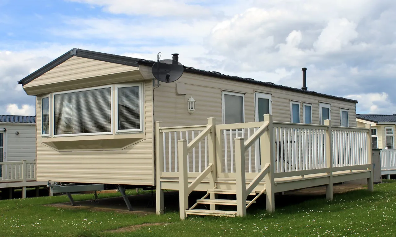 Jasny domek holenderski z tarasem i schodkami. Czy domek holenderski wymaga pozwolenia na budowę? To pytanie nurtuje wielu.