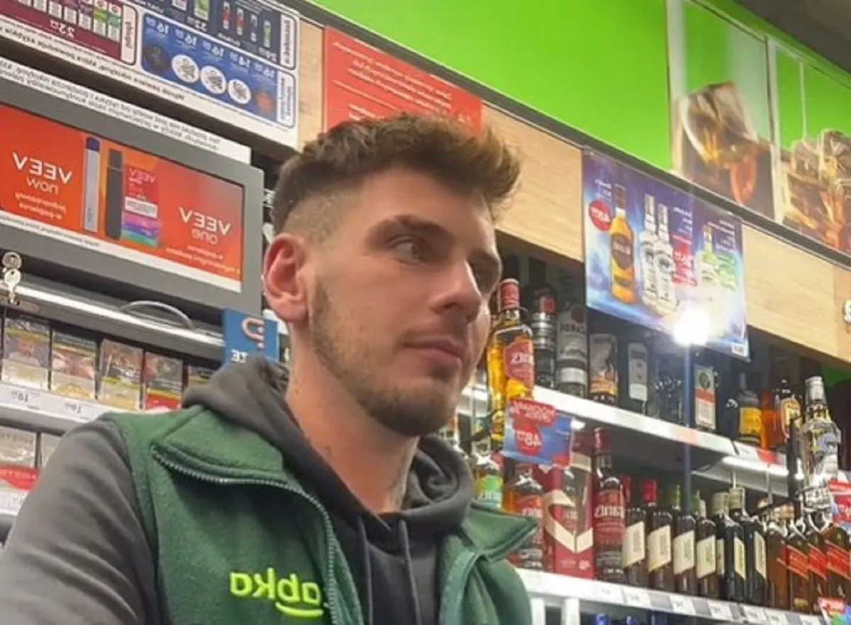 pracownik Żabki przy kasie