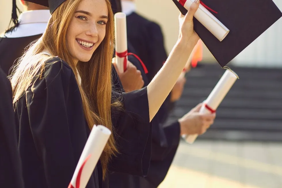 Uczeń z dyplomem i pieniędzmi