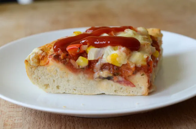 pizza cienkie i grube ciasto upieczona