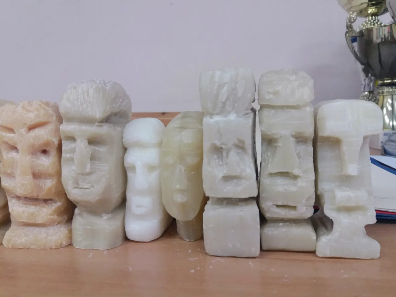 R&oacute;żne rodzaje mydła do rzeźbienia i podstawowe narzędzia