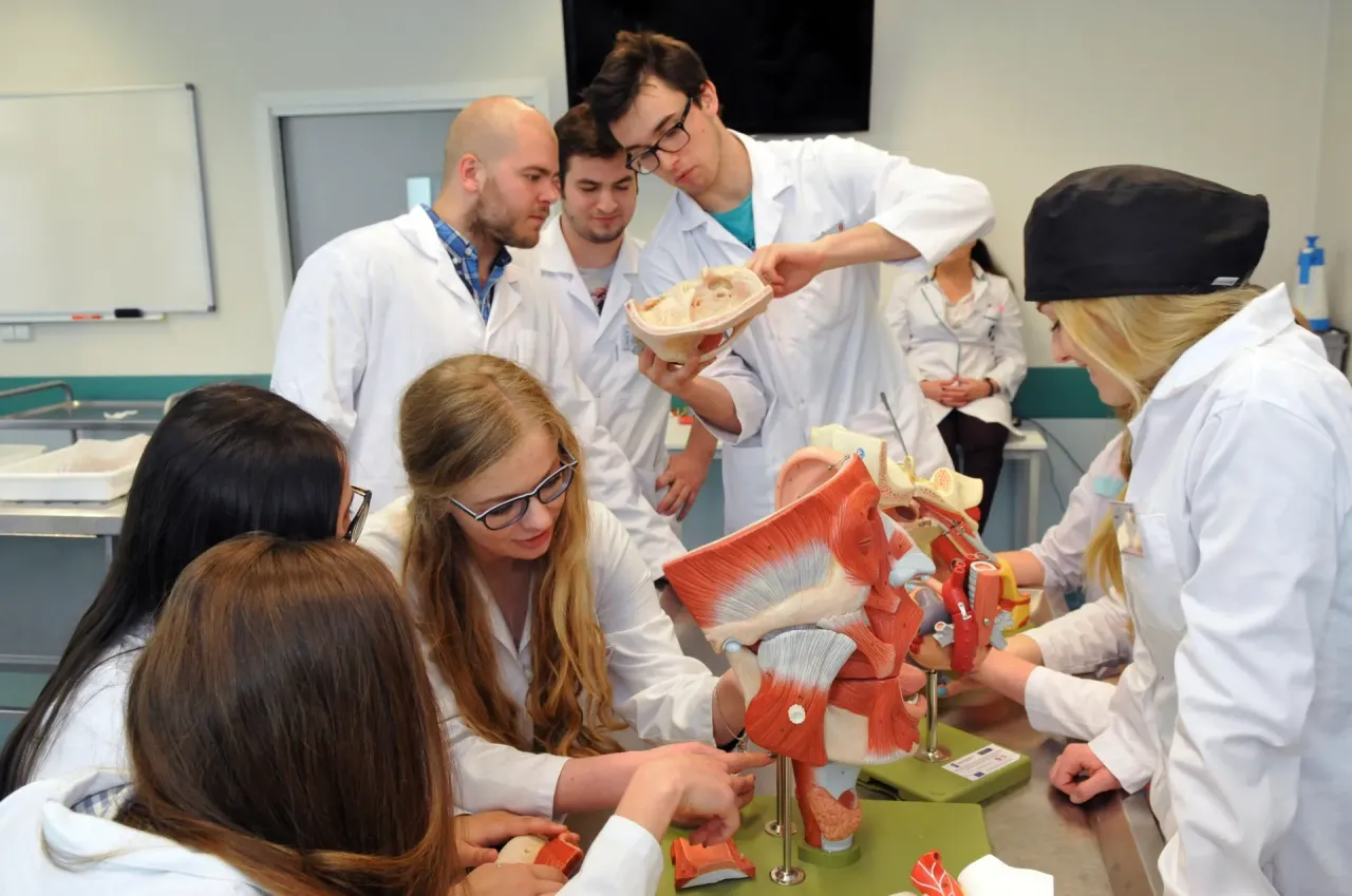 Uczeń zastanawiający się nad przyszłością, studia medyczne