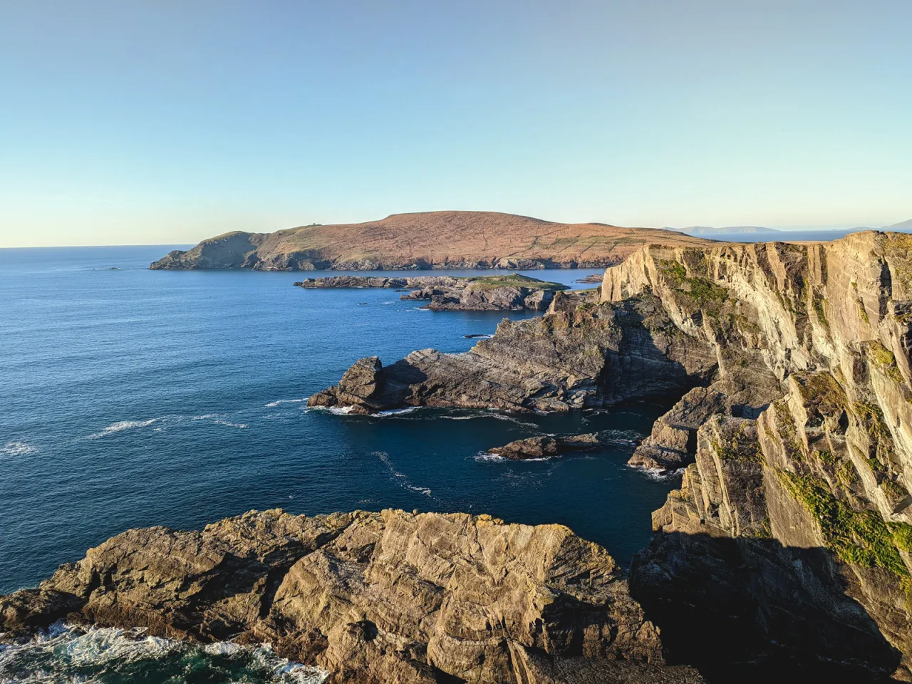 Majestatyczne klify i błękitne morze, idealne miejsce, by zobaczyć, co zwiedzić w Irlandii.