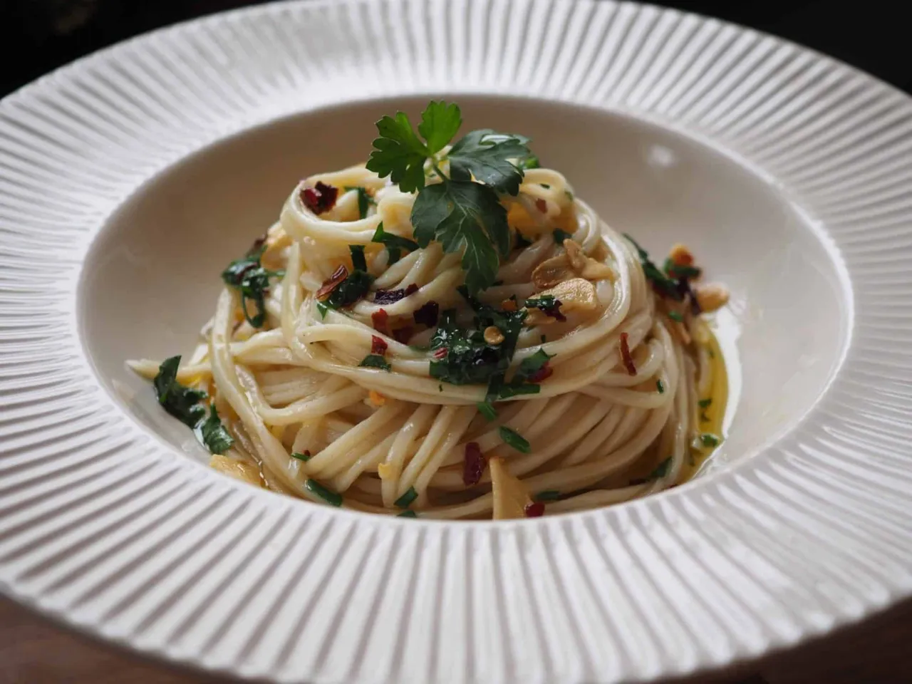 przygotowanie spaghetti aglio e olio krok po kroku