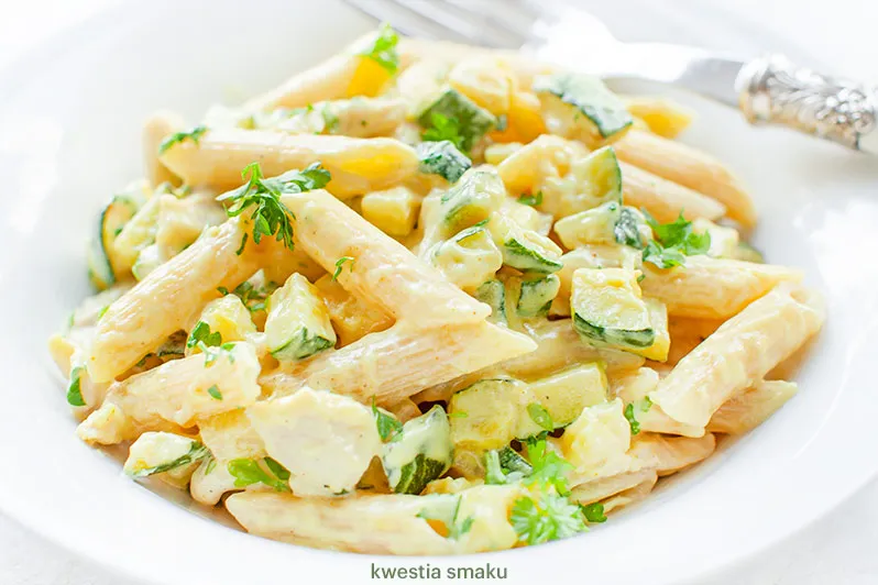 makaron z cukinią i kurczakiem w sosie śmietanowym