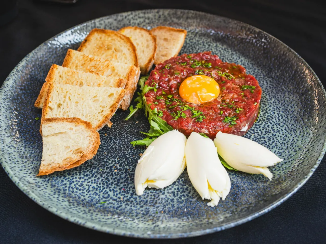 kawałki wołowiny na tatar