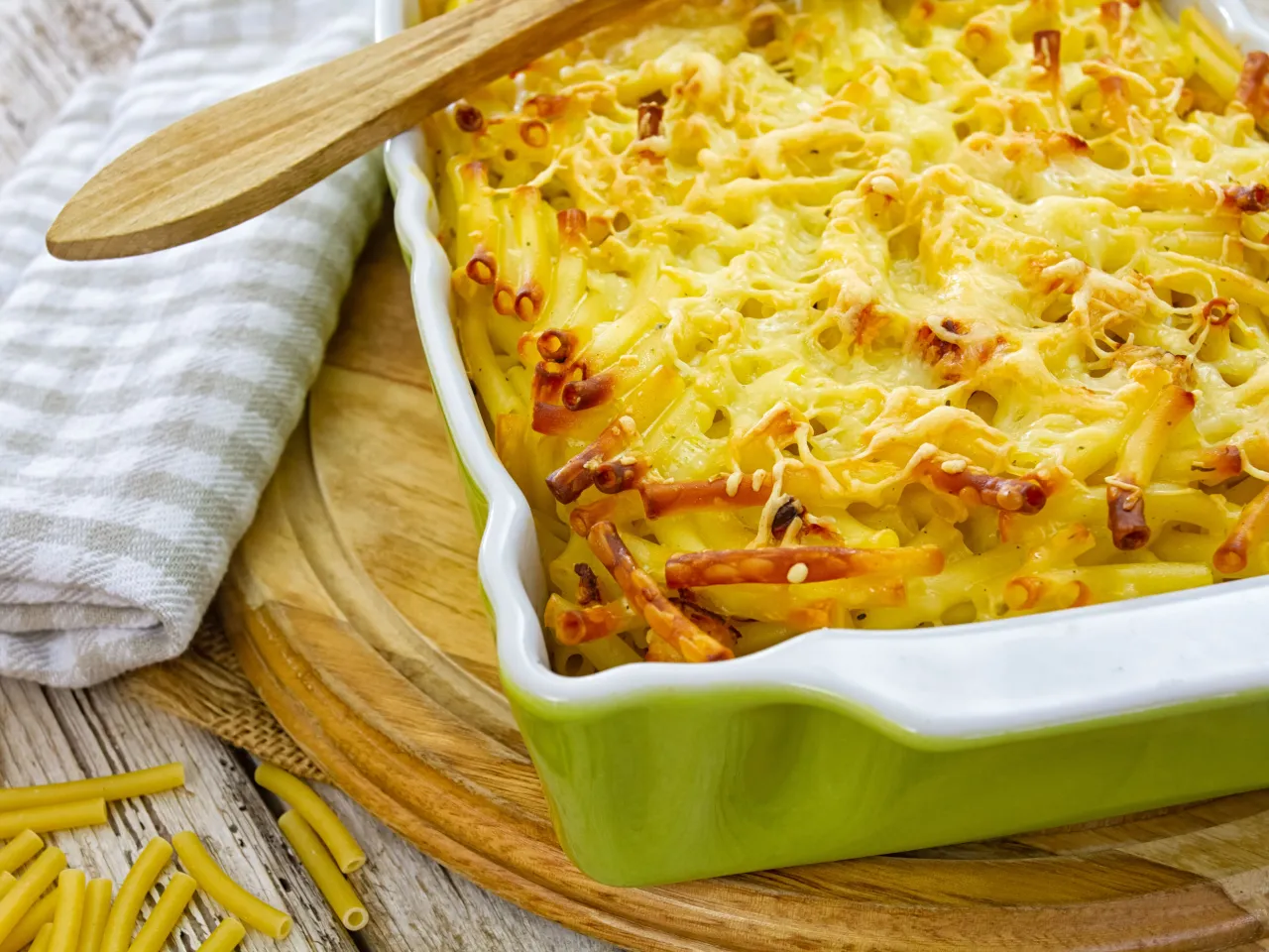 Gratin de pâtes à la béchamel doré et croustillant