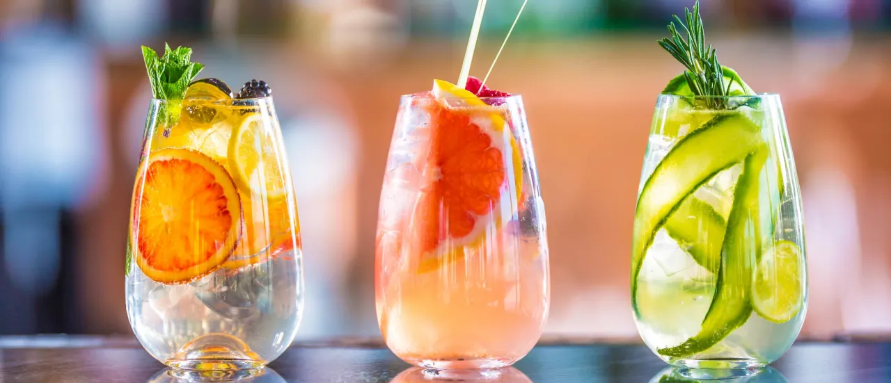 Verschiedene fruchtige alkoholfreie Cocktails in ansprechenden Gläsern