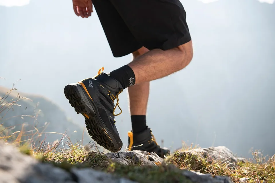 osoba mierząca buty trekkingowe na cienką skarpetę