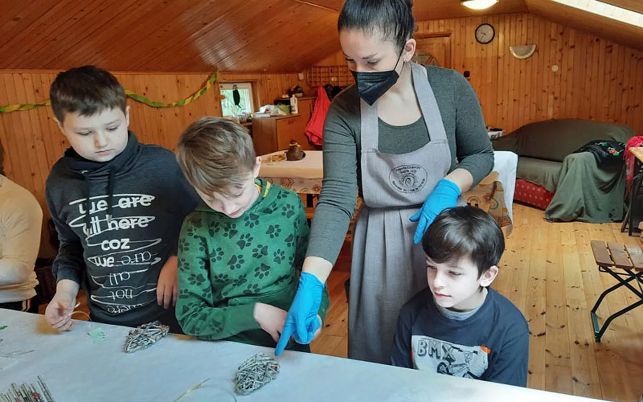 Dzieci na warsztatach w zagrodzie edukacyjnej