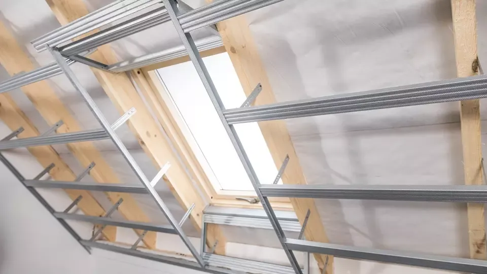 montaż stelaża pod wełnę mineralną