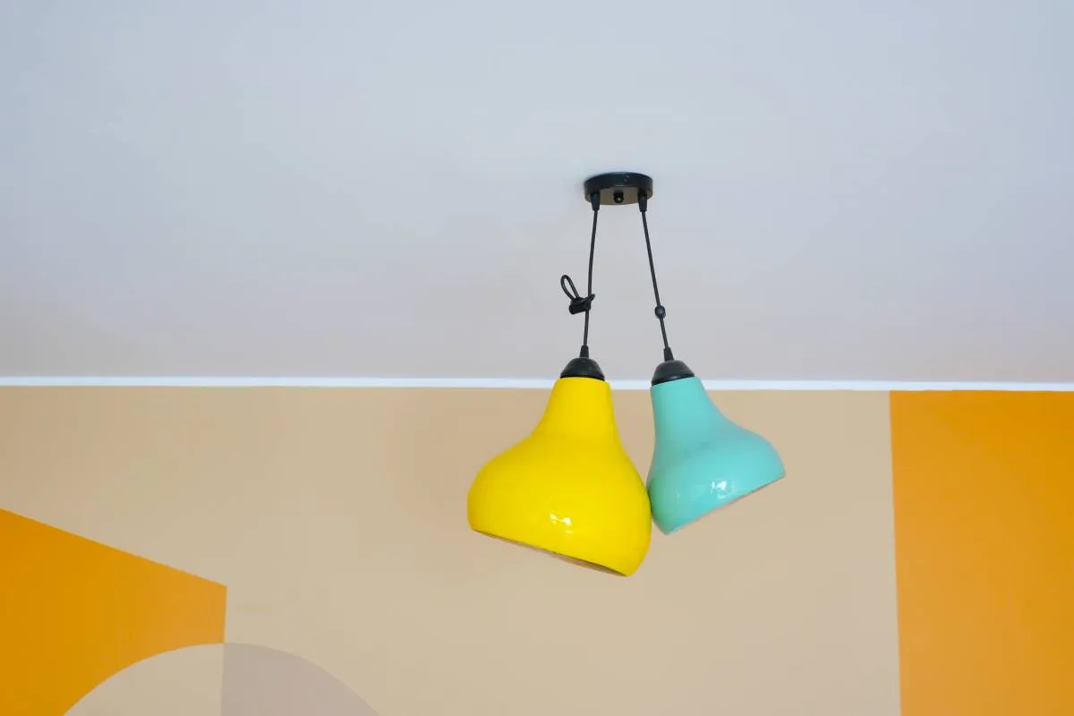 Wpływ koloru sufitu na optykę wnętrza przykłady