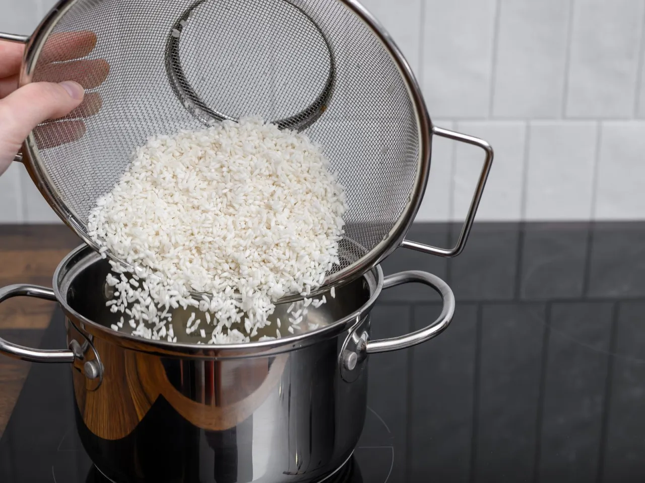 płukanie ryżu basmati w sitku pod bieżącą wodą