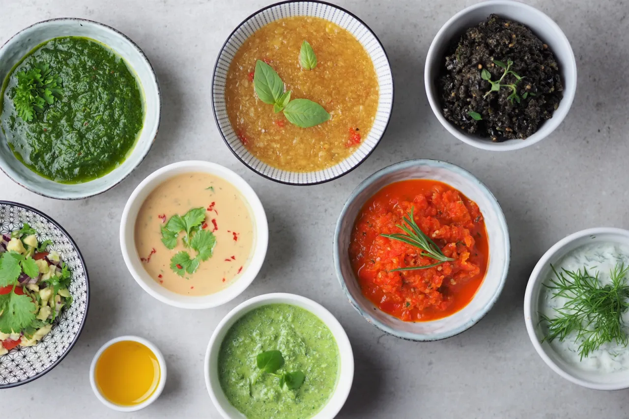 egzotyczne sosy do grilla na stole