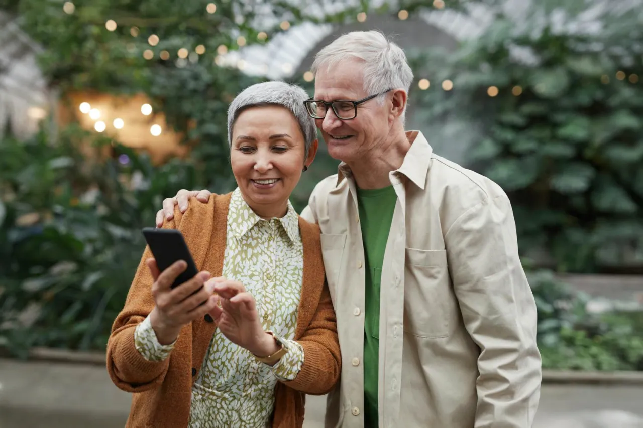 seniorzy przeglądający zdjęcia rodzinne