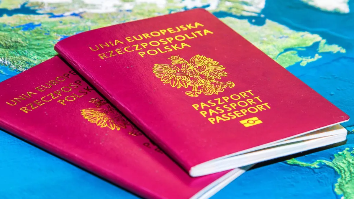 Paszport polski i flaga Wielkiej Brytanii