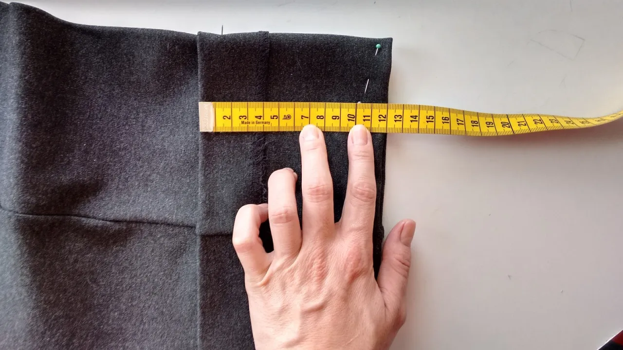 jak prawidłowo złożyć spodnie do obcięcia