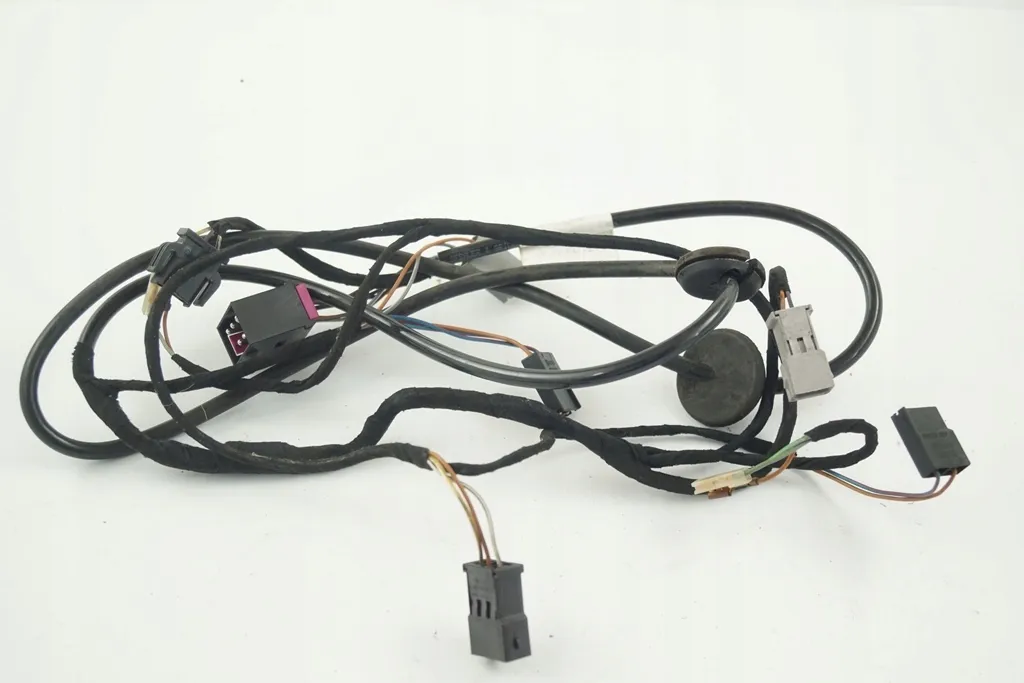 Audi 80 B4 wiązka tylnej klapy lokalizacja