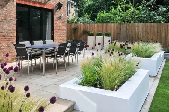 trawy ozdobne w donicach na tarasie nowoczesnym