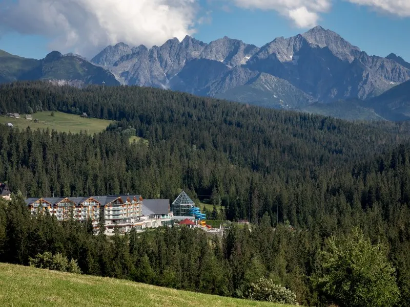 SPA BUKOVINA baseny termalne widok g&oacute;ry