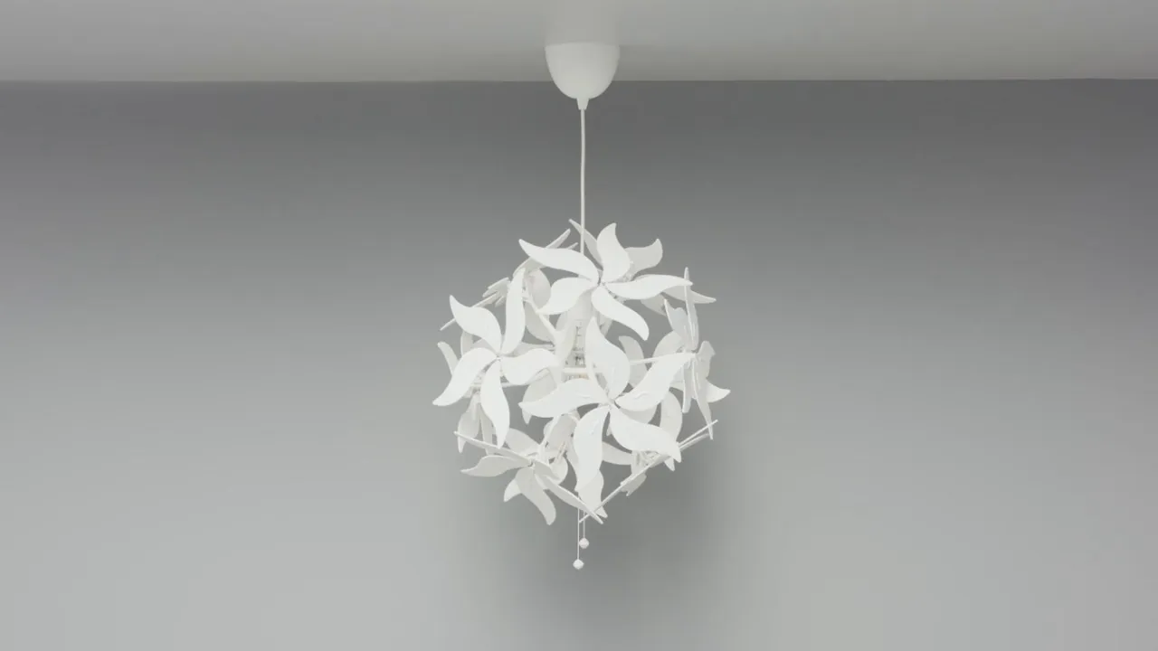 nowoczesne plafony do małego pokoju, ażurowe lampy wiszące, żyrandole z przezroczystymi kloszami