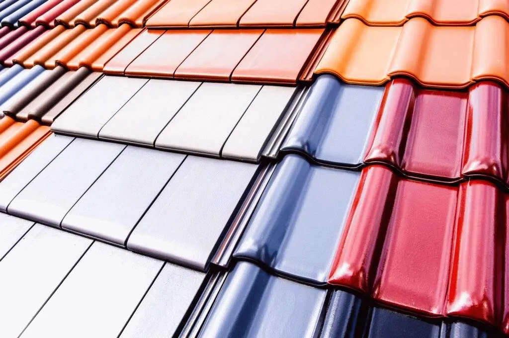 Przykładowe rodzaje pokryć dachowych: blachodachówka, dachówka ceramiczna, papa