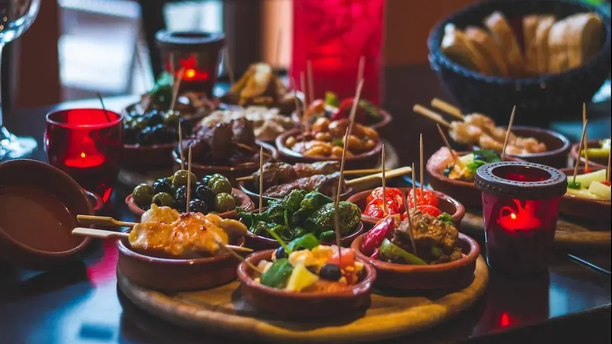 Tapas creativas y c&oacute;cteles de autor en ambiente moderno