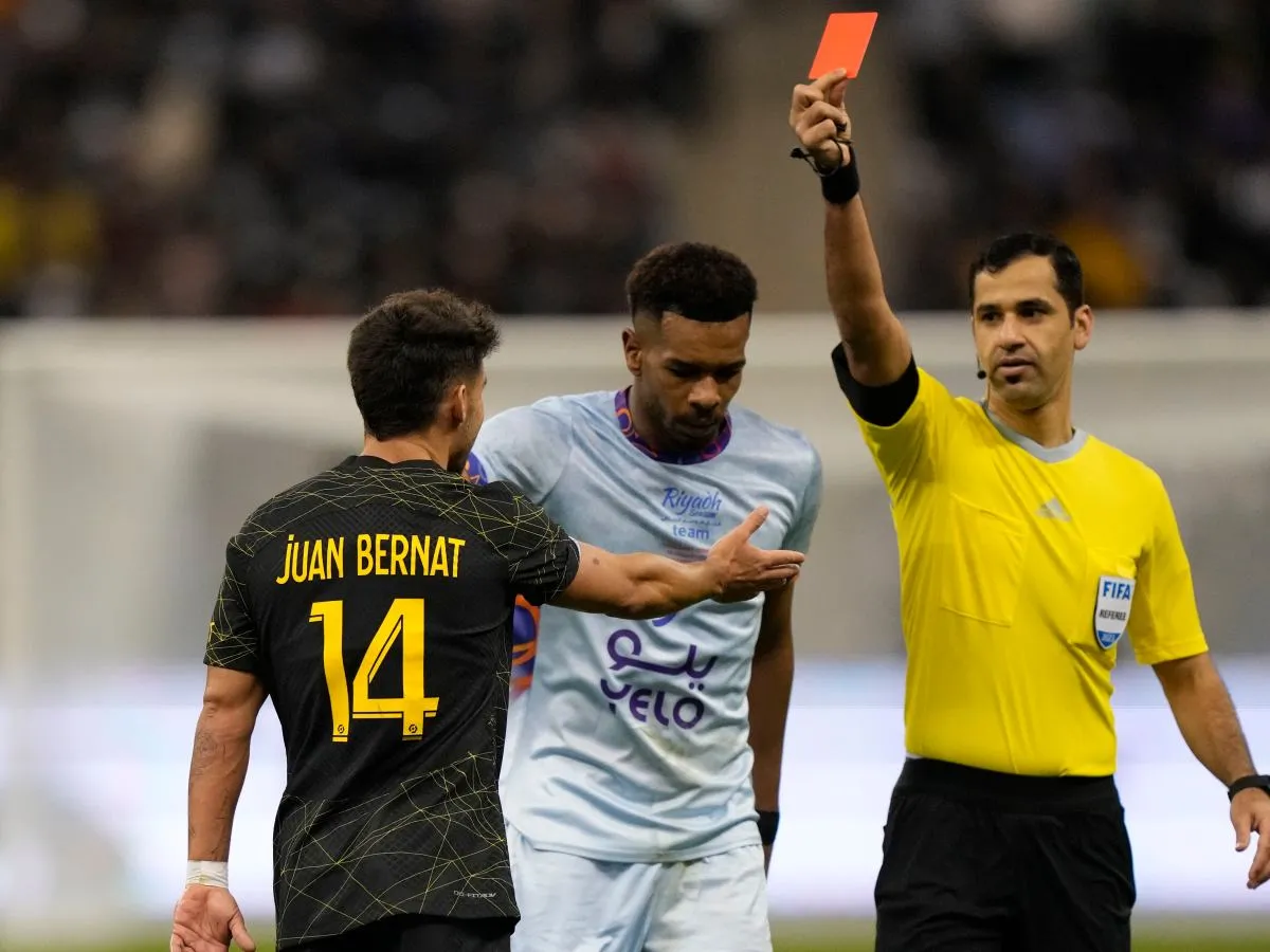 Sędzia pokazuje białą kartkę