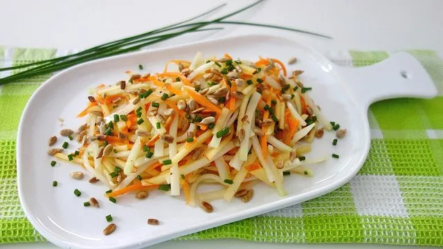 Klassischer Kohlrabisalat mit M&ouml;hren und Apfel