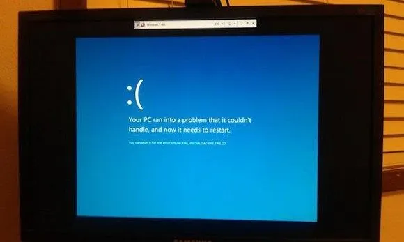 zdjęcie lub grafika przedstawiająca smutną emotikonę na ekranie komputera lub blue screen