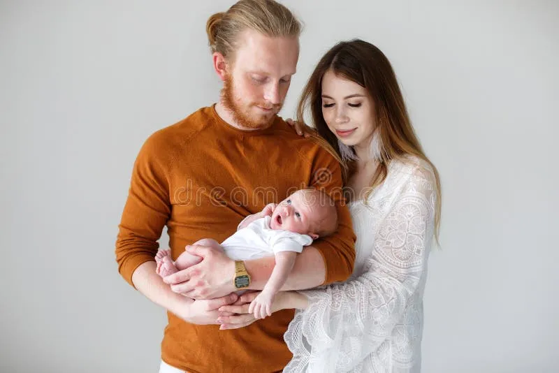 szczęśliwi rodzice z noworodkiem w domu