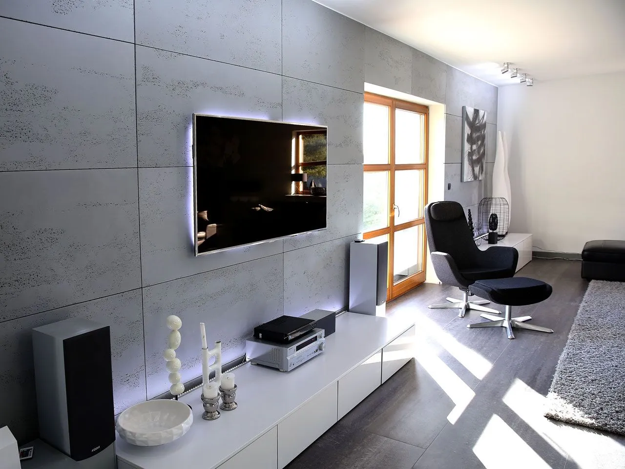 nowoczesne wnętrze z betonem dekoracyjnym na ścianie telewizyjnej