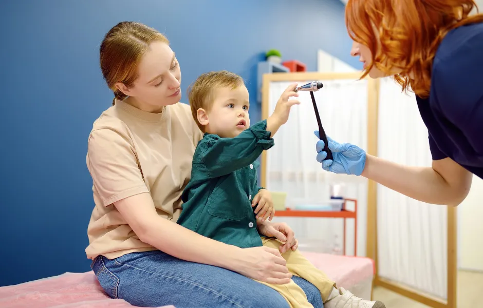 dziecko na oddziale ratunkowym, lekarz bada głowę dziecka