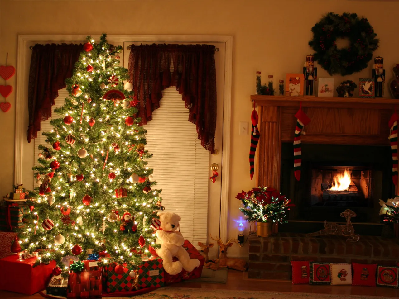 Świąteczna choinka i kominek z ogniem. Czas na rozpakowanie prezentów i zastanowienie, kiedy ściągać ozdoby świąteczne.